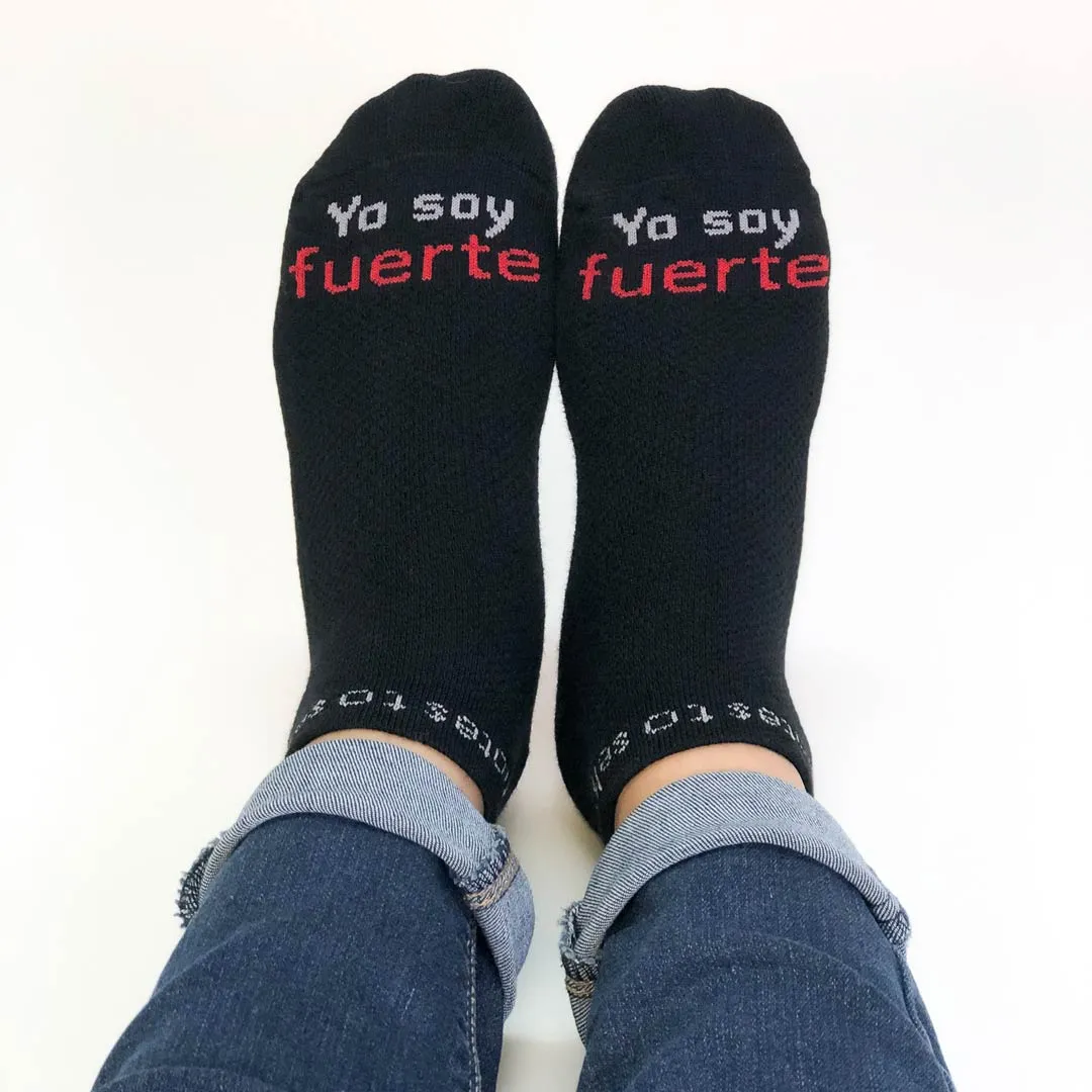 Yo soy fuerte™ black low-cut socks
